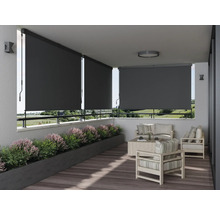 Balkon s roletami, posezením a rostlinami