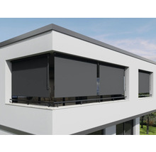 Tmavě šedé balkonové markýzy na moderní budově pro ochranu před sluncem