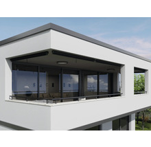 Moderní dům s balkonem a instalovanou ochranou soukromí.