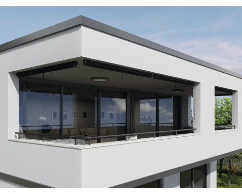 Moderní dům s balkonem a instalovanou ochranou soukromí.