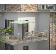Balkon se slunečníkem, stolem, židlemi a rostlinami pro uvolněnou venkovní atmosféru