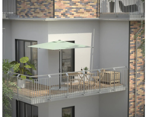 Balkon se slunečníkem, stolem, židlemi a rostlinami pro uvolněnou venkovní atmosféru