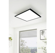 Čtvercové stropní svítidlo s černým rámem na stropě