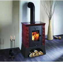 Krbová kamna s přihrádkou na dřevo, kouřovodem a krbovým nářadím v obývacím pokoji