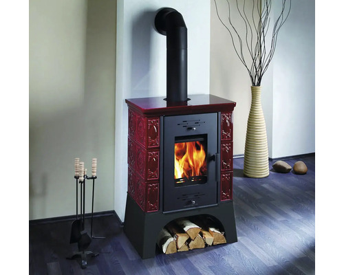 Krbová kamna s přihrádkou na dřevo, kouřovodem a krbovým nářadím v obývacím pokoji