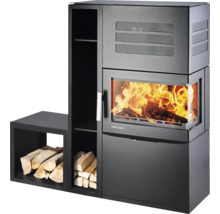 Krbová kamna s dřevěnými přihrádkami pro skladování dřeva