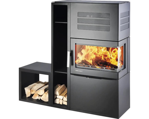 Krbová kamna s dřevěnými přihrádkami pro skladování dřeva