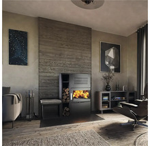 Obývací pokoj s krbovými kamny, poleny a dekorativními prvky pro útulnou atmosféru