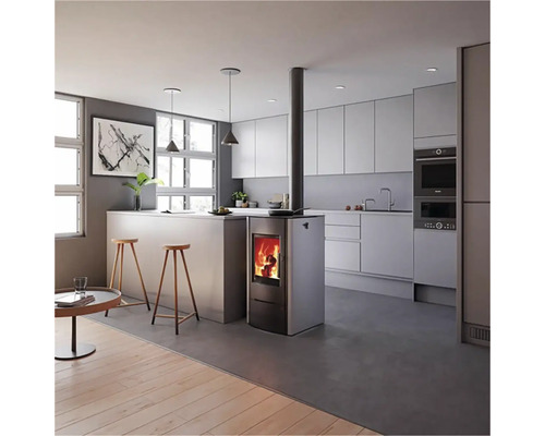 Moderní kuchyňský prostor s kuchyňským ostrůvkem a kamny pro útulnou atmosféru.