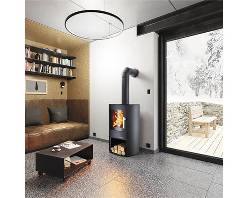 Obývací pokoj s kamny, pohovkou a knihovnou pro útulné prostředí