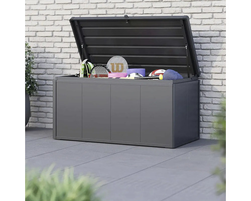 Otevřený šedý zahradní box se sportovním vybavením