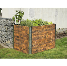 Dřevěný vyvýšený záhon s potiskem, osázený bylinkami a zeleninou na zahradě