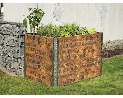 Dřevěný vyvýšený záhon s potiskem, osázený bylinkami a zeleninou na zahradě