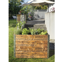 Dřevěný truhlík na rostliny s nápisem na zahradě