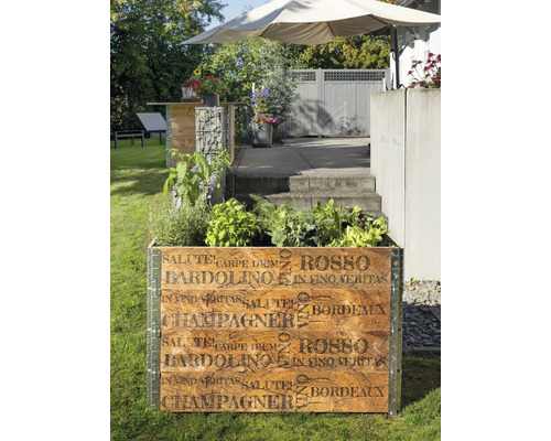 Dřevěný truhlík na rostliny s nápisem na zahradě