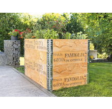 Dřevěný vyvýšený záhon s rostlinami v zahradě