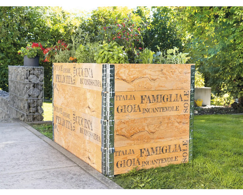 Dřevěný vyvýšený záhon s rostlinami v zahradě