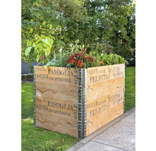 Dřevěný vyvýšený záhon s italským potiskem a rostlinami na zahradě.