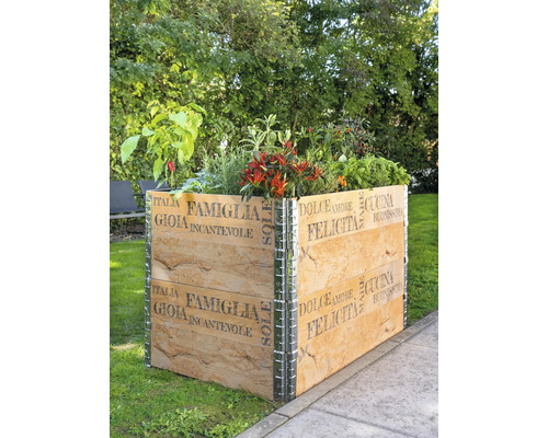 Dřevěný vyvýšený záhon s italským potiskem a rostlinami na zahradě.