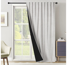 Pohled na šedý zatemňovací závěs před oknem.