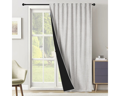 Pohled na šedý zatemňovací závěs před oknem.