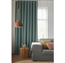 Obývací pokoj scéna se závěsem, lampou, odkládacím stolkem a pohovkou