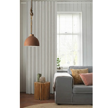 Obývací pokoj se závěsem, lampou, příručním stolkem a pohovkou pro útulnou atmosféru.