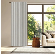 Obývací pokoj s oknem a závěsem