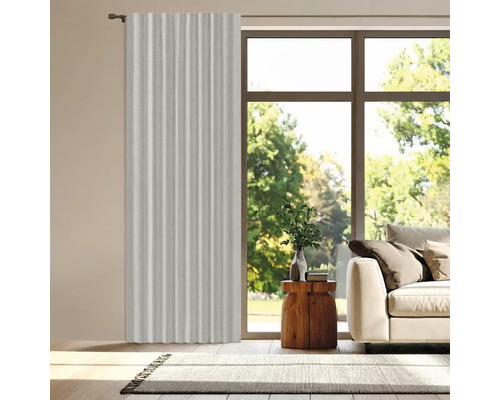 Obývací pokoj s oknem a závěsem