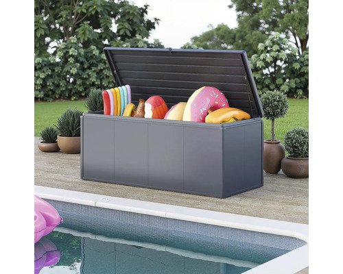 Otevřený šedý úložný box s hračkami do bazénu a rostlinami vedle bazénu