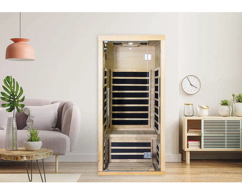 Vnitřní sauna s dřevěným obkladem v prosvětlené místnosti