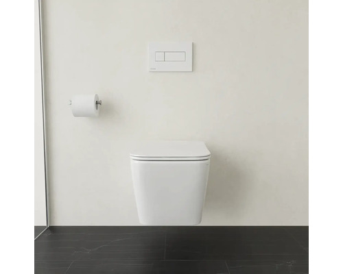 Závěsná toaleta s ovládacím panelem a držákem toaletního papíru v koupelně