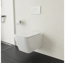 Závěsná toaleta s držákem toaletního papíru a ovládacím panelem v koupelně.