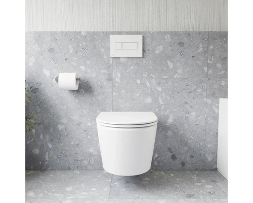 Moderní koupelna se závěsným WC, ovládacím panelem a držákem toaletního papíru