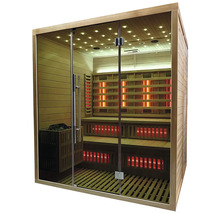 Infračervená sauna s dřevěnými lavicemi a skleněnou přední stěnou