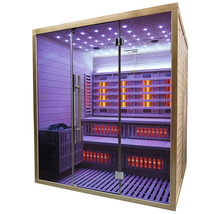 Vnitřní pohled na infračervenou saunu s dřevěnými lavicemi a skleněnou přední stěnou