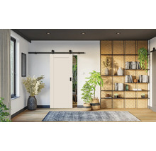 Interiér s posuvnými dveřmi, knihovnou a dekoracemi pro stylové bydlení.