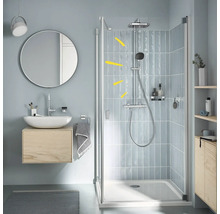 Moderní koupelna se sprchou, umyvadlem a zrcadlem pro světlé a uspořádané prostředí.