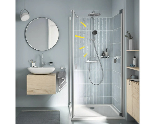 Moderní koupelna se sprchou, umyvadlem a zrcadlem pro světlé a uspořádané prostředí.