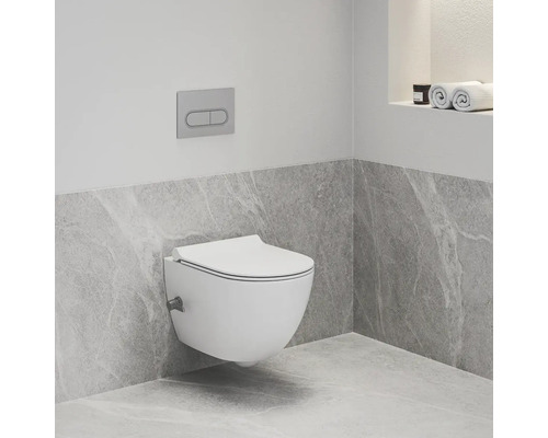 Závěsné WC s ovládacím panelem v moderní koupelně