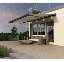 Terasa s výsuvnou markýzou, pohovkou a stolem