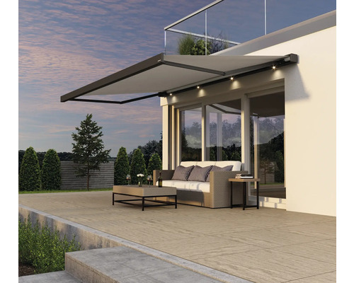 Terasa s výsuvnou markýzou, pohovkou a stolem