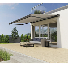 Terasa s markýzou, posezením a skleněným zábradlím