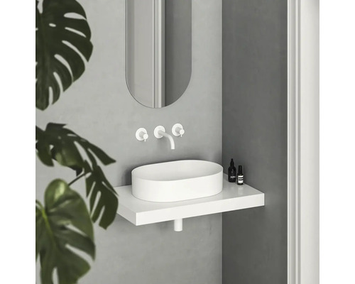 Moderní koupelnové umyvadlo se zrcadlem a baterií