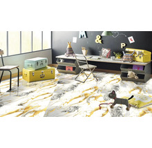 Světlá místnost s psacím stolem, hračkami a podlahovými dlaždicemi se vzhledem mramoru