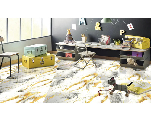 Světlá místnost s psacím stolem, hračkami a podlahovými dlaždicemi se vzhledem mramoru