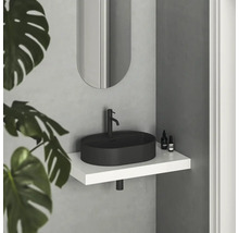 Umyvadlo v koupelně s baterií, zrcadlem a dekorací na bílé polici