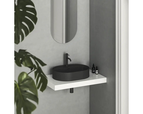 Umyvadlo v koupelně s baterií, zrcadlem a dekorací na bílé polici