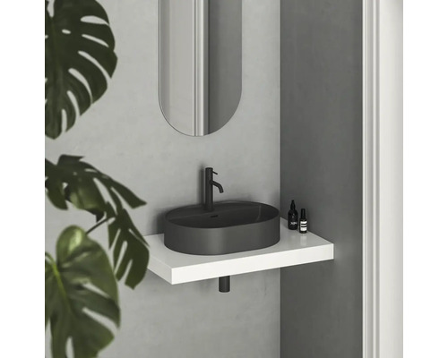 Moderní koupelna s umyvadlem, baterií a zrcadlem