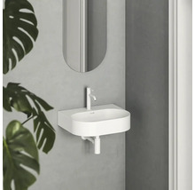 Moderní koupelna s umyvadlem, baterií a zrcadlem